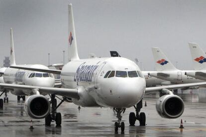 Aviones de la compañía Spanair, en un extremo del aeropuerto de El Prat.