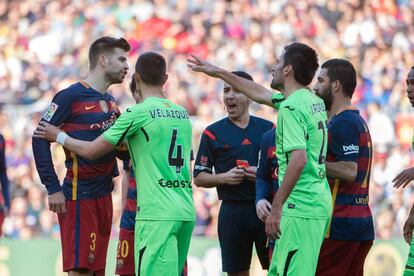 Piqué, a l'esquerra, durant el partit contra el Getafe.