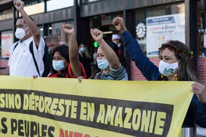 Detalle de la protesta realizada para alertar sobre la responsabilidad de las empresas francesas en la deforestación y acaparamiento de tierras en Brasil y Colombia.