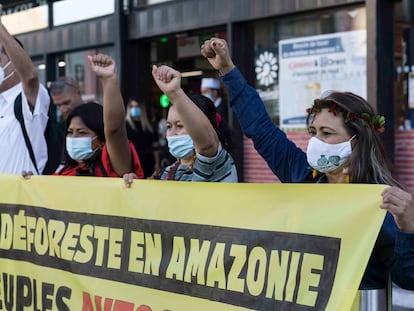 Detalle de la protesta realizada para alertar sobre la responsabilidad de las empresas francesas en la deforestación y acaparamiento de tierras en Brasil y Colombia.