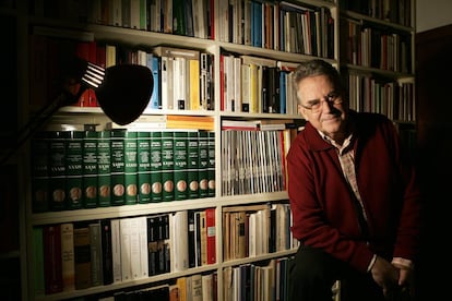 El historiador Santos Juliá, entrevistado en su estudio de Madrid, tras haber sido galardonado con el Premio Nacional de Historia 2005, por su obra 'Historias de las dos Españas'.