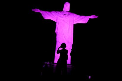 El Cristo de Río de Janeiro iluminado en color púrpura por el Día Internacional de la Mujer.