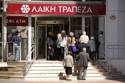 Cola a la entrada de una sucursal del Laiki Bank en Nicosia.