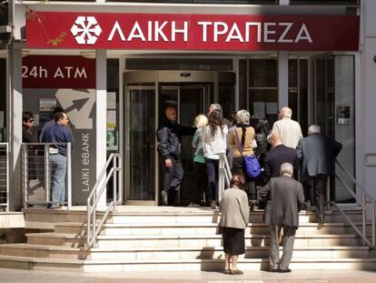 Cola a la entrada de una sucursal del Laiki Bank en Nicosia.