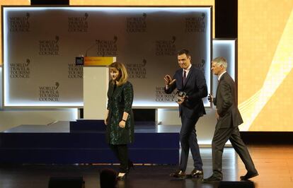 El presidente del Gobierno, Pedro Sánchez, junto con los presidentes de la WTTC, Christopher Nassetta y Gloria Guevara.