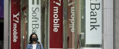 Una persona camina delante de una de las oficinas de SoftBank, en Tokio.