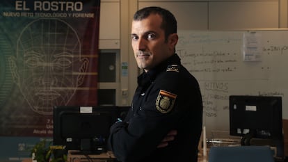 El inspector Sergio Castro lidera el equipo de siete agentes que operarán los sistemas automáticos de reconocimiento facial.