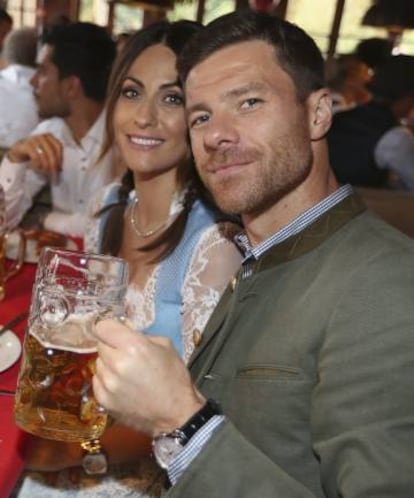 Xabi Alonso, jugador del Bayern de Múnich, posa junto a su mujer, Nagore Aranburu, en la celebración el pasado 2 de octubre del Oktoberfest en Múnich (Alemania).