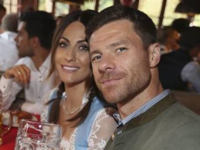 Xabi Alonso, jugador del Bayern de Múnich, posa junto a su mujer, Nagore Aranburu, en la celebración el pasado 2 de octubre del Oktoberfest en Múnich (Alemania).