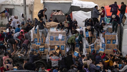 Un grupo de palestinos saquean un camión de ayuda humanitaria, este domingo en Rafah.