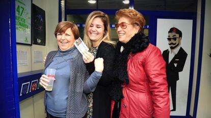 Tres mujeres celebran un quinto premio, con el número 24.982, en Castellón.