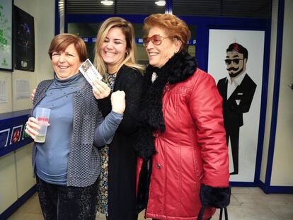 Tres mujeres celebran un quinto premio, con el n&uacute;mero 24.982, en Castell&oacute;n.