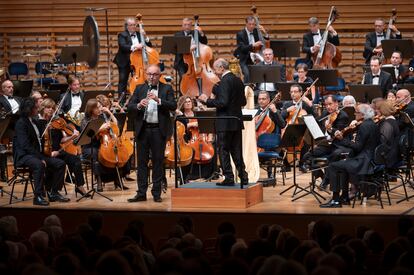 El clarinetista Ákos Ács tocando a modo de solista la ‘Obertura sobre temas hebreos’ de Prokófiev. A su izquierda, el director Iván Fischer.