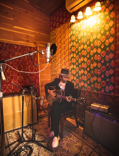 Leiva prueba su guitarra en el Big Blue, el estudio más grande de Sonic Ranch.