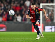 Johan Vásquez durante un partido del Genoa, en 2024.