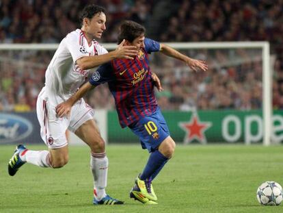 Van Bommel y Messi, en un duelo en 2011.