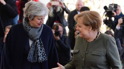 La canciller alemana, Angela Merkel, saluda a la primera ministra británica, Theresa May, este martes en la Cancillería en Berlín (Alemania).