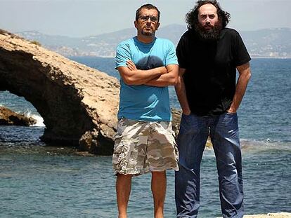 Andreu Buenafuente y el diseñador Mikel Urmeneta, en la costa ibicenca.