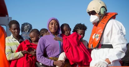 Inmigrantes localizados en Albor&aacute;n, a su llegada a Motril.