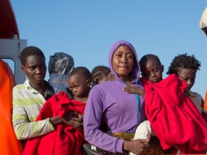 Inmigrantes localizados en Alborán, a su llegada a Motril.