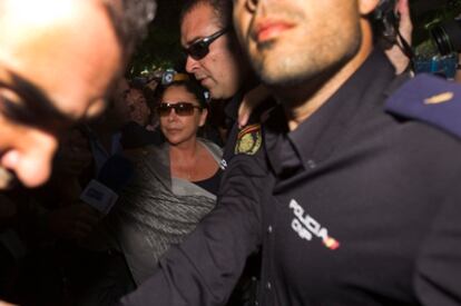 Isabel Pantoja entra en los juzgados de Marbella para recoger el auto de la apertura de jucio.
