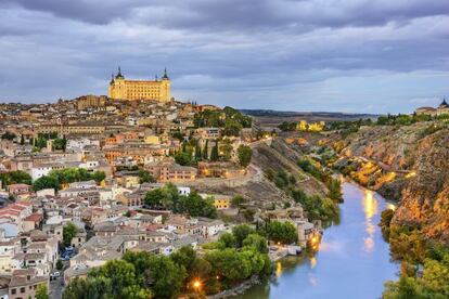 El Alcázar de Toledo y vista de la capital toledana.