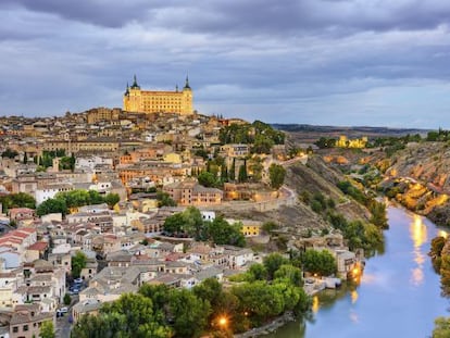 El Alcázar de Toledo y vista de la capital toledana.