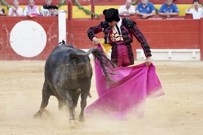 Chicuelina de Juan Ortega al sexto toro de la tarde.