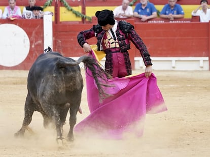 Chicuelina de Juan Ortega al sexto toro de la tarde.