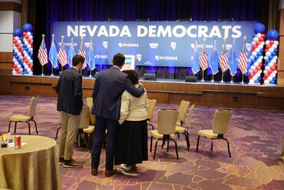 Demcratas se abrazan despus de conocer los resultados electorales en Nevada, Estados Unidos, en noviembre de 2024.