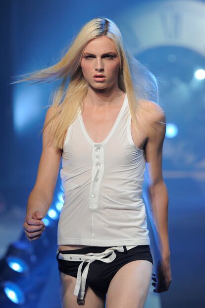 En este desfile de John Galliano vuelve a ponerse masculino. No es exactamente Andrés Velencoso pero tampoco destaca tanto entre otros compañeros de profesión tan femeninos como Luke Worrall.