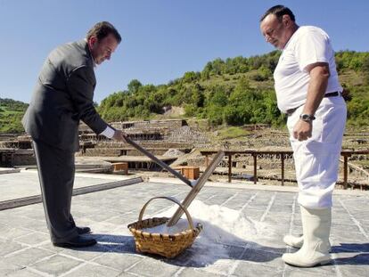 El cocinero Martin Berasategi, en el inicio de la cosecha de sal de 2012