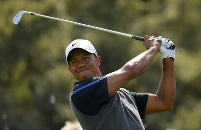 Tiger observa su golpe desde el tee en el hoyo tres. 