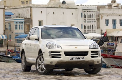 Porsche Cayenne. Este modelo ha supuesto una revolución para la marca, que relanzó sus ventas con él. En España se venden más de 1.000 unidades anuales desde 2007. Cuesta más de 75.000 euros.