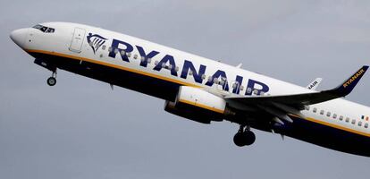 Un avión de Ryanair despega del aeropuerto de Manchester.