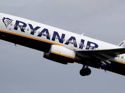 Un avión de Ryanair despega del aeropuerto de Manchester.