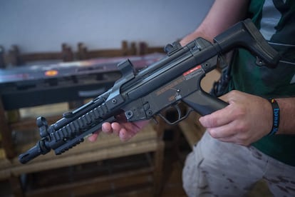 Las armas de 'airsoft' son idénticas a las reales. En España la edad mínima para usarlas es de 14 años.