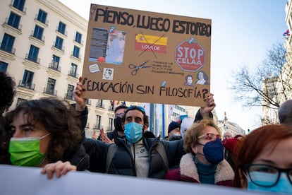 Manifestantes frente al Ministerio de Educación, este sábado.