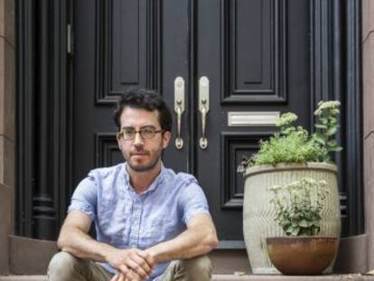 Jonathan Safran Foer posa a la entrada de su casa en Brooklyn el pasado agosto.