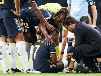 Vinicius es atendido tras lesionarse en el partido entre el Celta y el Real Madrid, en Balaídos en la tercera jornada de la Liga.