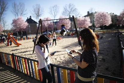 El uso de m&oacute;vil y tabletas con ni&ntilde;os es uno de los temas principales de las noticias falsas sobre educaci&oacute;n.  