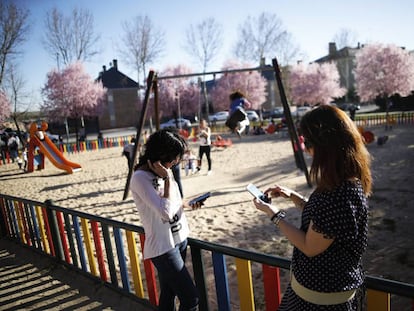 O uso do celular e de tablets por crianças é um dos principais temas das notícias falsas relacionadas à educação.