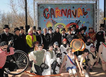 Actores y actrices con trajes del siglo XIX presentaron ayer el Carnaval en el Retiro.