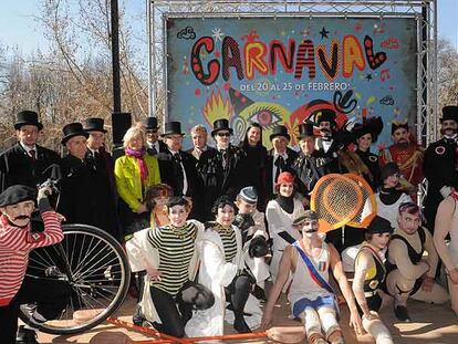 Actores y actrices con trajes del siglo XIX presentaron ayer el Carnaval en el Retiro.