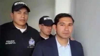 Luis Gustavo Moreno es escoltado por agentes de la Interpol, tras ser detenido en 2018.