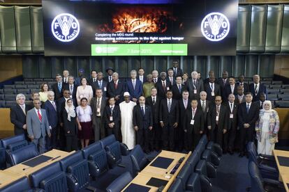 Imagen de la 39ª conferencia de la FAO, en Roma, en junio de 2015. 72 de los 129 países analizados cumplieron el Objetivo del Milenio (1c) y redujeron la proporción de personas que padecen hambre a la mitad. Hoy, los 194 países miembros de la organización, que cuenta con un presupuesto cercano a los 1.000 millones de dólares para el periodo 2016-2017, se preparan para alcanzar nuevas metas adaptadas a los ODS (Objetivos de Desarrollo Sostenible) con el año 2030 en el horizonte. Tras celebrar su 70 aniversario el año pasado, los objetivos de la 'nueva' FAO son: 1) Ayudar a eliminar el hambre, la inseguridad alimentaria y la malnutrición; 2) Hacer que la agricultura, la actividad forestal y la pesca sean más productivas y sostenibles; 3) Reducir la pobreza rural; 4) Propiciar sistemas agrícolas y alimentarios inclusivos y eficientes y 5) Incrementar la resiliencia de los medios de vida ante amenazas y crisis.