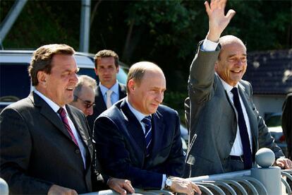 Jacques Chirac (derecha), Vladímir Putin (centro) y Gerhard Schröder, el domingo en Svetlogorsk, Kaliningrado.