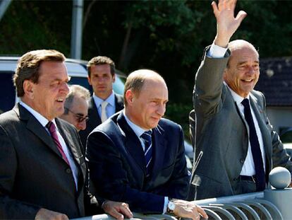 Jacques Chirac (derecha), Vladímir Putin (centro) y Gerhard Schröder, el domingo en Svetlogorsk, Kaliningrado.