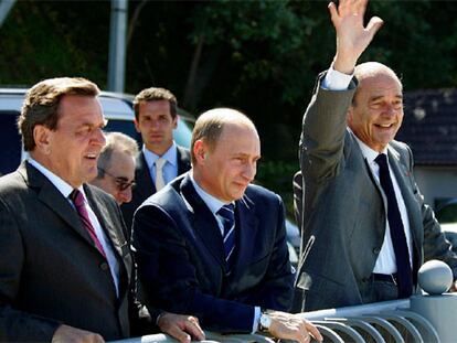 Jacques Chirac (derecha), Vladímir Putin (centro) y Gerhard Schröder, el domingo en Svetlogorsk, Kaliningrado.