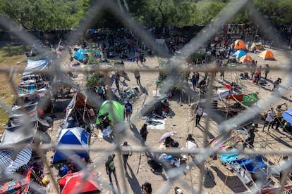 Migrantes haitianos y centroamericanos, en el precario campamento instalado bajo el puente internacional de Del Río. La caravana cruzó México logrando evitar los controles migratorios y empezó a entrar el jueves de forma irregular en Estados Unidos.